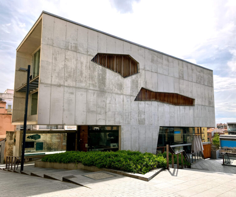 Façana de l’edifici modern on s’imparteixen els tallers de Xammar Digital, situat a la plaça de Can Xammar, al centre de Mataró