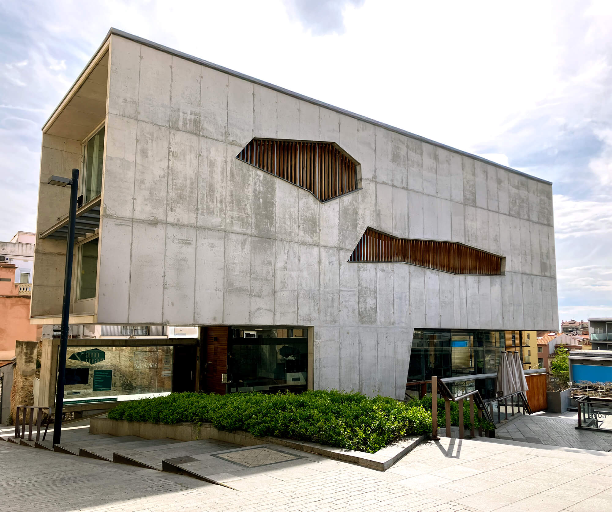 Façana de l’edifici modern on s’imparteixen els tallers de Xammar Digital, situat a la plaça de Can Xammar, al centre de Mataró