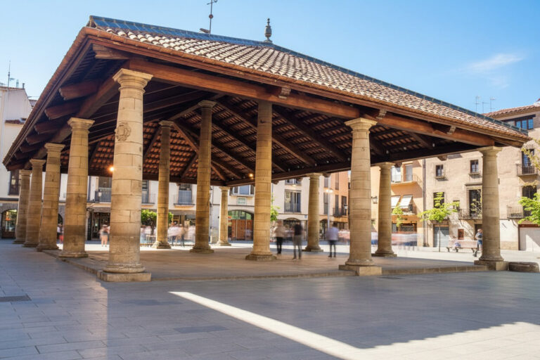 Fotografia de l'emblemàtica Porxada de Granollers, representant el nostre compromís i proximitat per oferir la millor formació en IA per a empreses del Vallès Oriental.