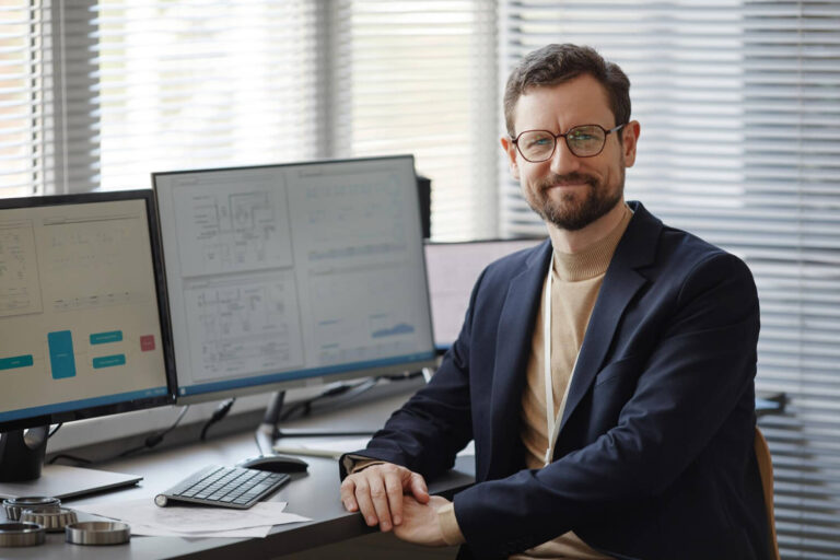 Gerent d'una pime a Granollers optimitzant processos i analitzant dades amb eines d'intel·ligència artificial