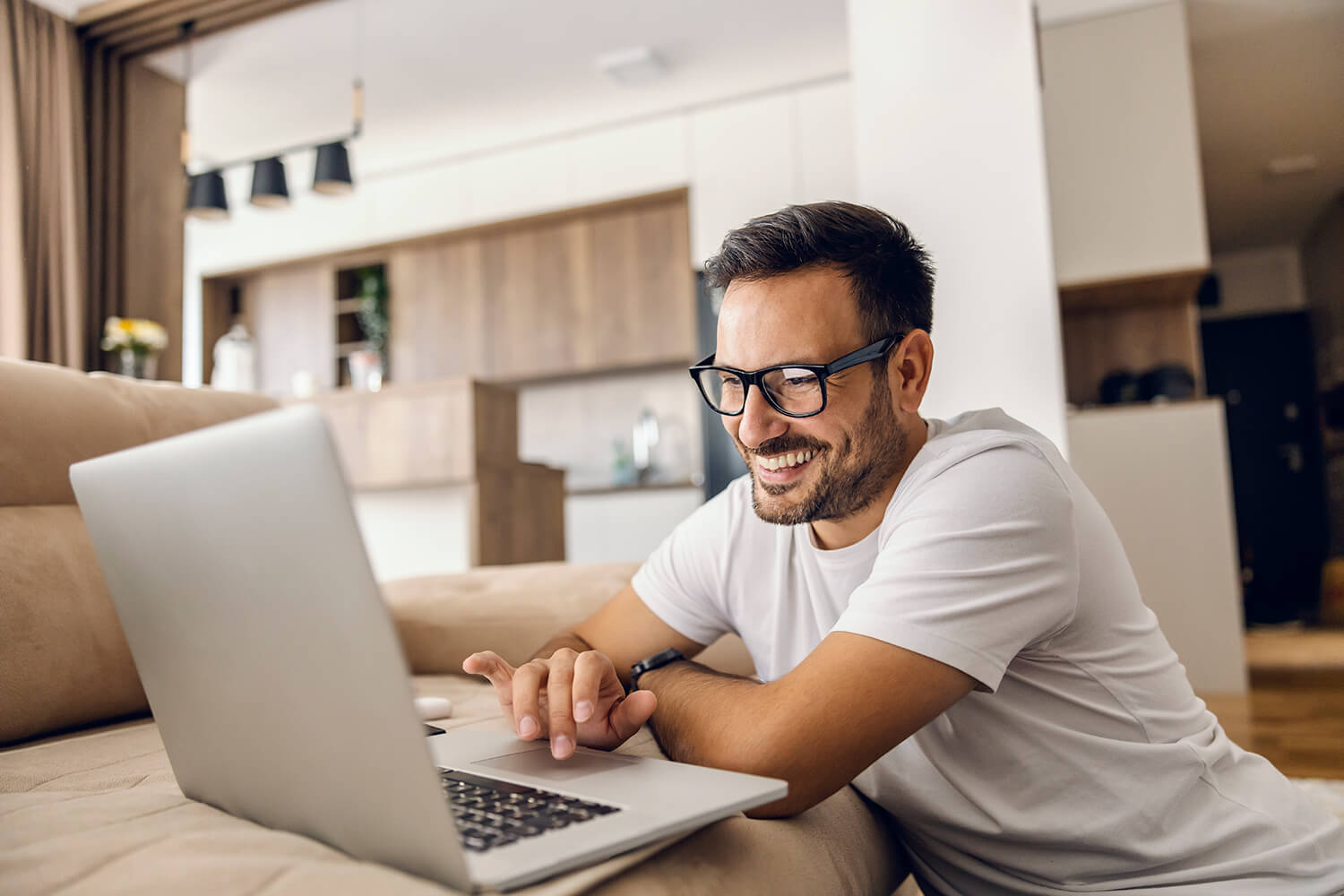 Alumne aprenent des de zero amb el curs bàsic d'IA de Xammar Digital per a principiants