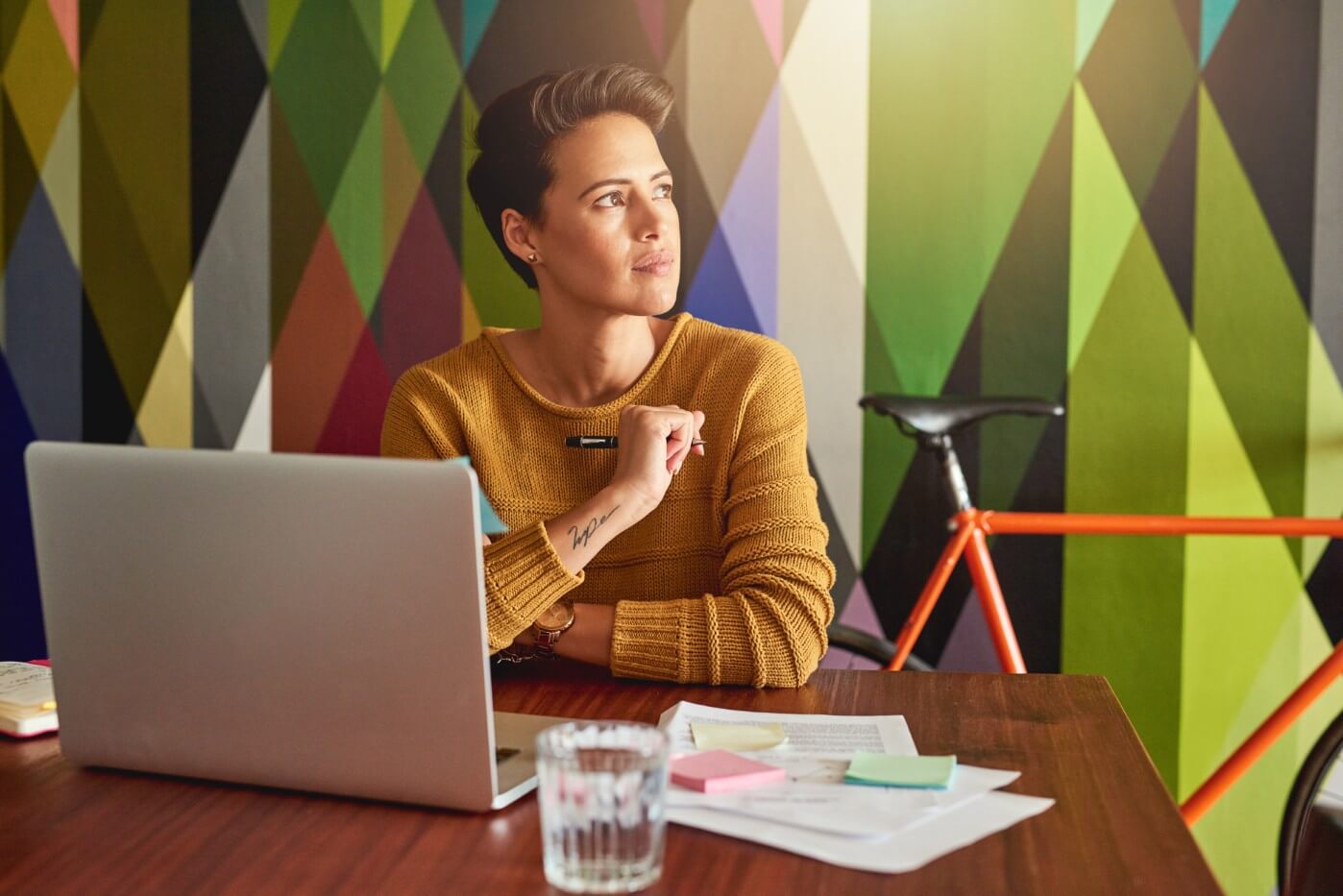 Professional reflexionant sobre els seus coneixements abans de fer el test de nivell d'IA de Xammar Digital.